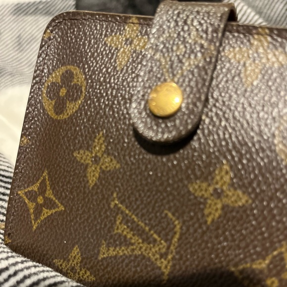 COPY - Authentic pre-love & vintage bag ; This wallet is an 8/10 , - Picture 4 of 4